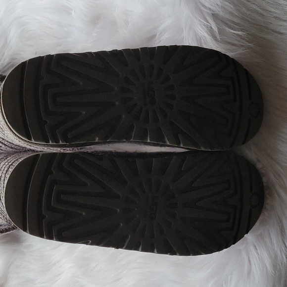 UGG Cardy # 5649 soft brown knit with Ugg wooden 2 button boots. Size 5 - Picture 5 of 16